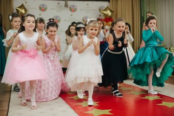 Прически на выпускной в детском саду на длинные волосы — лучшие идеи 2023 года